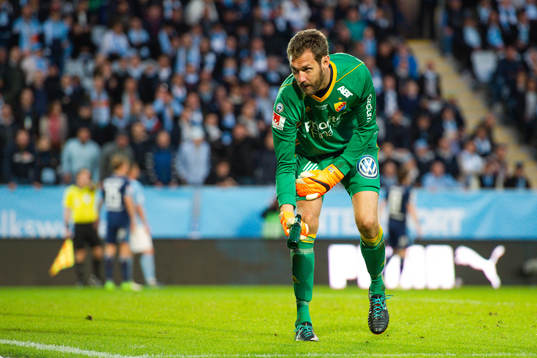 Djurgårdens målvakt Andreas Isaksson rensar bort en