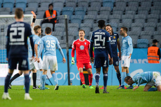 Djurgårdens Jonas Olsson får rött kort