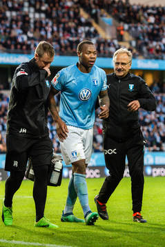 Malmö FFs Carlos Strandberg lämnar planen
