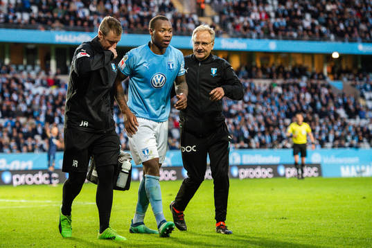 Malmö FFs Carlos Strandberg lämnar planen