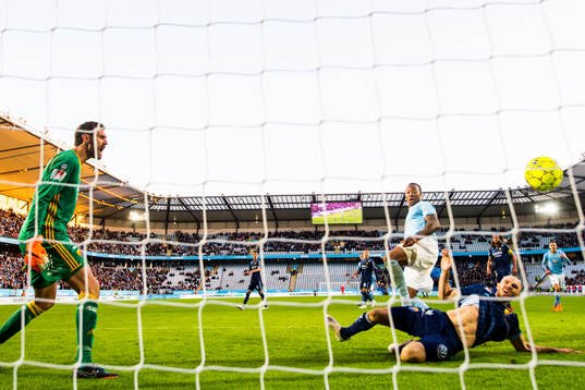 Malmö FFs Carlos Strandberg för 1-0 förbi Djurgårdens