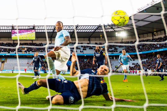 Malmö FFs Carlos Strandberg för 1-0 förbi Djurgårdens