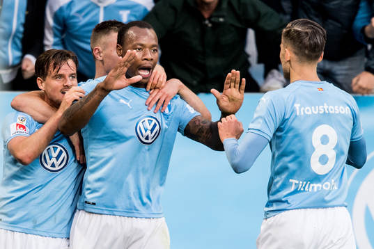 Malmö FFs Carlos Strandberg jublar med lagkamrater