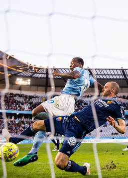 Malmö FFs Carlos Strandberg för 1-0 förbi Djurgårdens