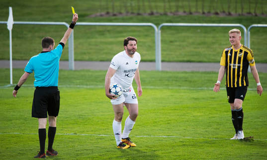 Österlens spelande tränare varnas i matchen i division 2