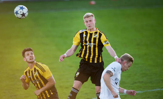 IFK Hässleholms Linus Svensson i matchen i division 2