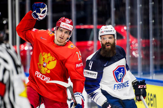Rysslands Pavel Buchnevich jublar samtidigt som Frankrikes