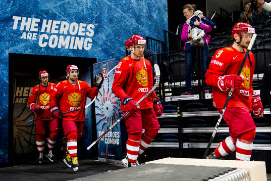 Rysslands spelare kommer ut till ishockeymatchen mellan
