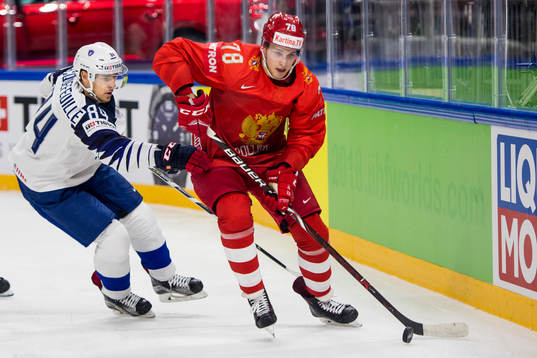 Frankrikes Kevin Hecquefeuille jagar Rysslands Maxim Mamin