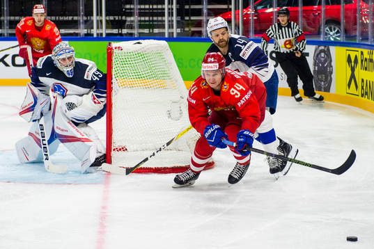 Rysslands Alexander Barabanov bevakas av Frankrikes