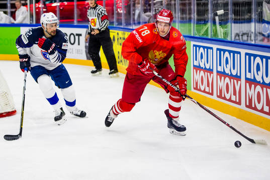 Frankrikes Florian Chakiachvili jagar Rysslands Maxim Mamin
