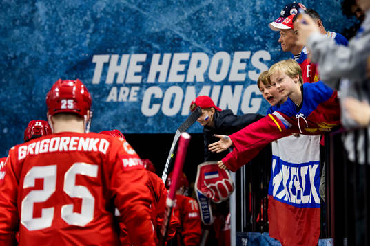 Rysslands supportrar söker high-five med spelarna när de