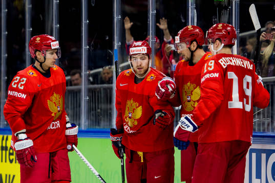 Rysslands Artyom Anisimov jublar med lagkamraterna
