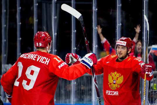 Rysslands Artyom Anisimov jublar med Pavel Buchnevich