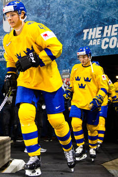 Sveriges Johan Larsson före ishockeymatchen mellan Sverige