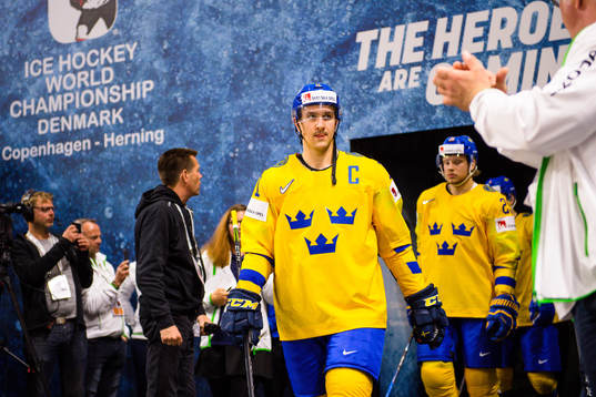 Sveriges Mikael Backlund före ishockeymatchen mellan