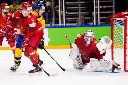 Sveriges Mikael Backlund och Roman Dyukov  när Gustav