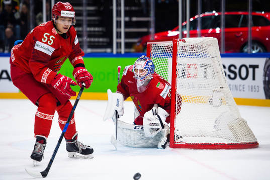 Vitrysslands Pavel Vorobei och målvakt Ivan Kulbakov