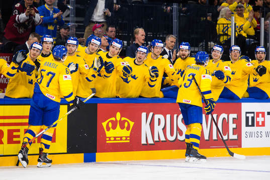 Sveriges Rickard Rakell och Mattias Janmark jublar