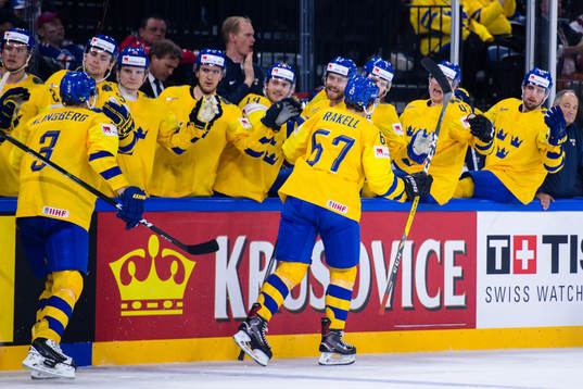 Sveriges John Klingberg och Rickard Rakell jublar