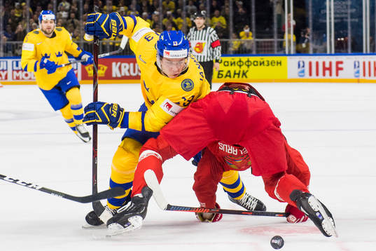 Sveriges Mattias Janmark i kamp om pucken med Vitrysslands