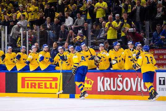 Sveriges Mika Zibanejad och Mattias Janmark jublar