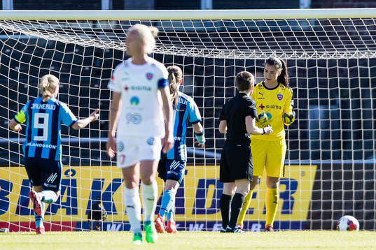 Rosengårds målvakt Zecira Musovic i diskussion med domare