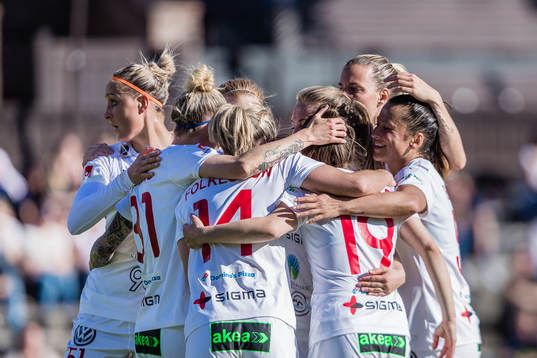 Rosengårds Iva Landeka jublar med lagkamrater