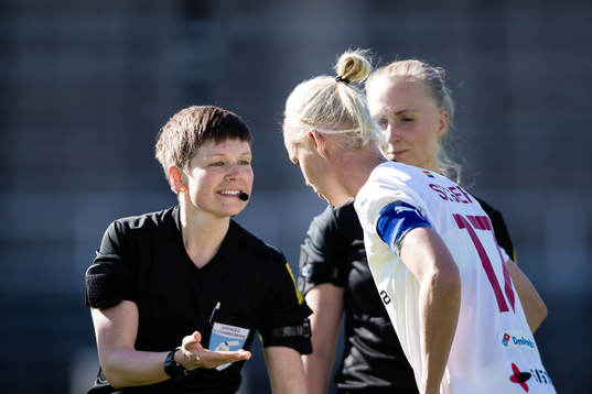 Domare Sara Wiinikka singlar slant med Rosengårds Caroline