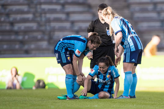 Djurgårdens Malin Diaz (h) har skadat sig