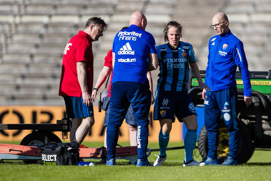 Djurgårdens Irma Helin tar sig till båren på egen hand