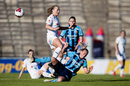 Rosengårds Lisa-Marie Utland  och Djurgårdens Petronella
