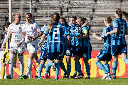 Djurgårdens Michelle Wörner jublar med Mia Jalkerud och