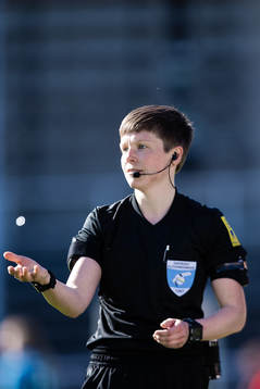 Domare Sara Wiinikka singlar slant innan fotbollsmatchen i