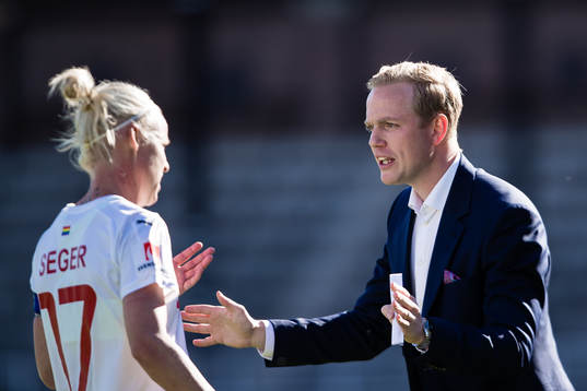 Rosengårds tränare Jonas Eidevall  i diskussion med