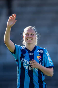 Djurgårdens Fanny Andersson innan fotbollsmatchen i