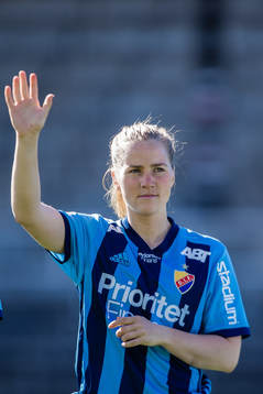 Djurgårdens Irma Helin innan fotbollsmatchen i