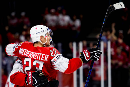 Schweiz Nino Niederreiter kramas om av lagkamraterna