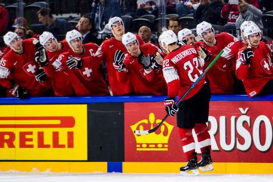 Schweiz Nino Niederreiter jublar med lagkamraterna
