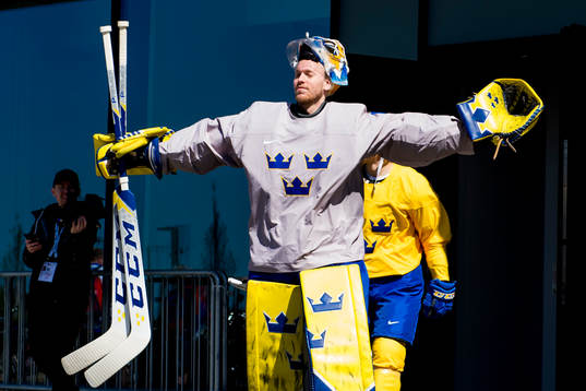 Målvakt Magnus Hellberg möter solen påväg till en