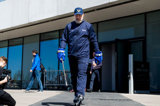 Förbundskapten Rikard Grönborg påväg till en träning