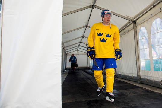 Lias Andersson lämnar en träning med sveriges