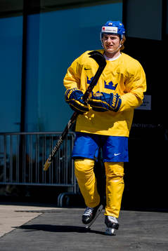 Lias Andersson påväg till en träning med sveriges