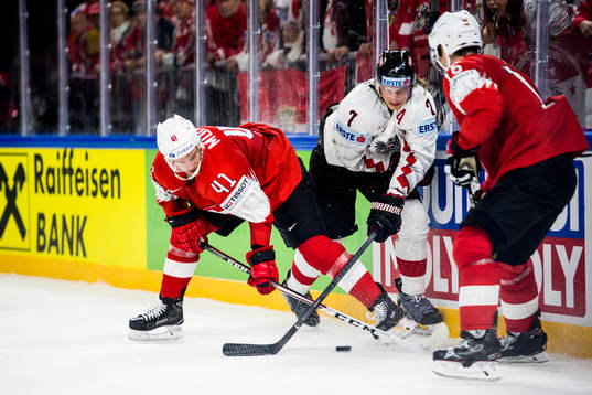 Schweiz Mirco Muller och Raphael Diaz i kamp om pucken med