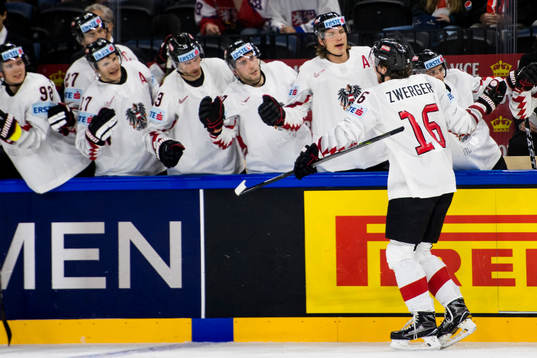 Österrikes Dominic Zwerger jublar med lagkamraterna