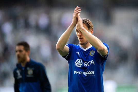Sundsvalls spelare tackar publiken före fotbollsmatchen i