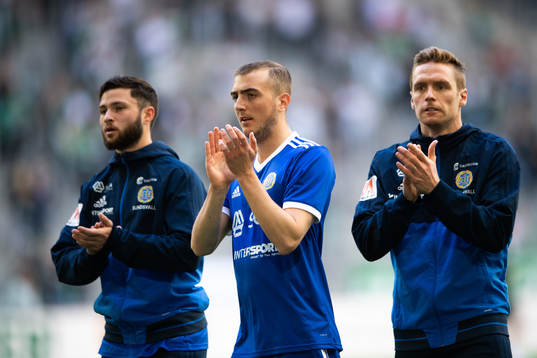 Sundsvalls spelare tackar publiken före fotbollsmatchen i