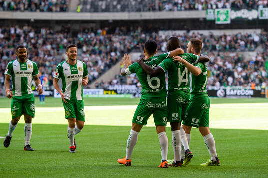 Hammarbys spelare jublar med Pa Amat Dibba