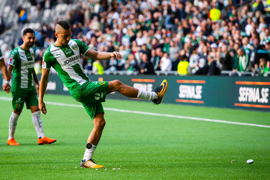 Hammarbys Nicola Djurdjic sparkar bort en snusdosa som