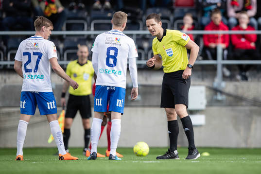 domaren Martin Strömbergsson pratar med Norrköpings